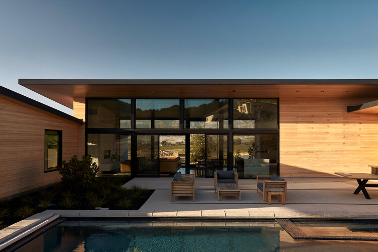 Piper's Place / Citizen Design - Экстерьерная фотография, окна, фасад, стул, патио, двор