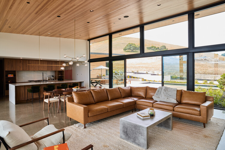 Piper's Place / Citizen Design - Фотография интерьера, гостиная, диван, стол, балка