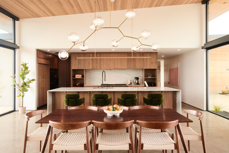 Piper's Place / Citizen Design - Фотография интерьера, стол, стул, кухня, столешница, балка
