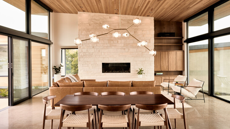 Piper's Place / Citizen Design - Фотография интерьера, диван, стол, окна, стул