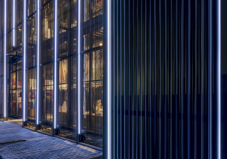 Флагманский магазин adidas в Лагосе / Oshinowo Studio — фотография экстерьера, фасад, окна, колонна
