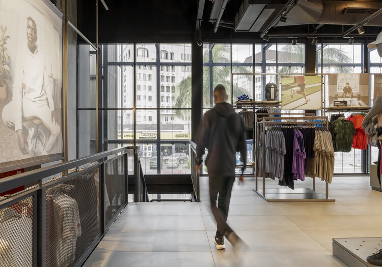 Флагманский магазин adidas в Лагосе / Oshinowo Studio — фотография интерьера, гардероб, окна