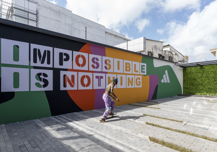 Флагманский магазин adidas в Лагосе / Oshinowo Studio – Фасад