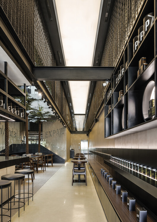 Expat Roasters / WHAstudio - Фотография интерьера, кухня, стеллажи, балка, стул