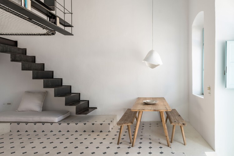 CBO Residence / MOLD Architects - Фотография интерьера, стол, лестница, перила
