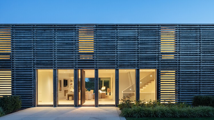 Lathhouse / Birdseye - фотография экстерьера, окна, фасад