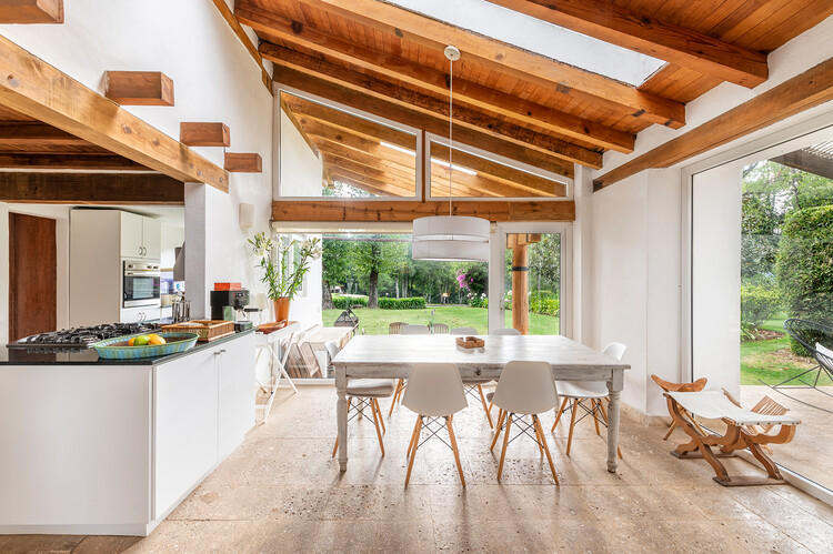 Valley Expansion House / Studio Heya - Фотография интерьера, Столовая, Стол, Стул, Балка, Столешница
