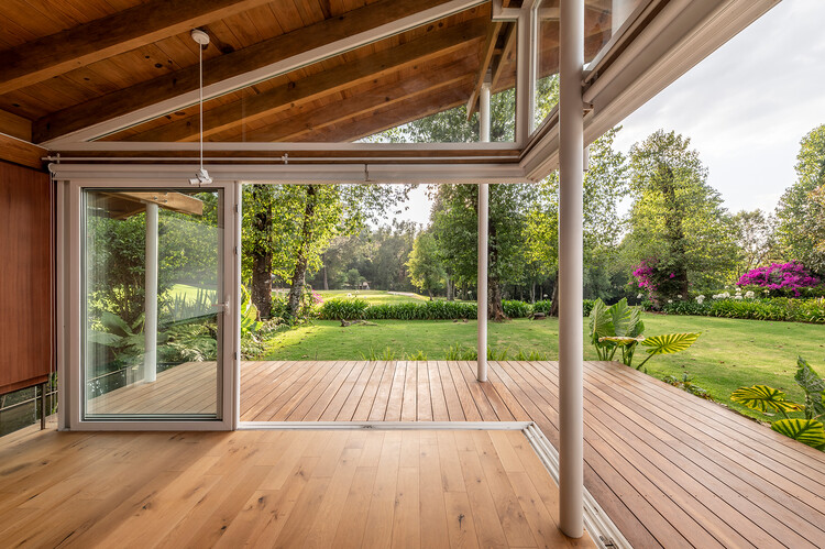 Valley Expansion House / Studio Heya - Фотография интерьера, палуба, балка