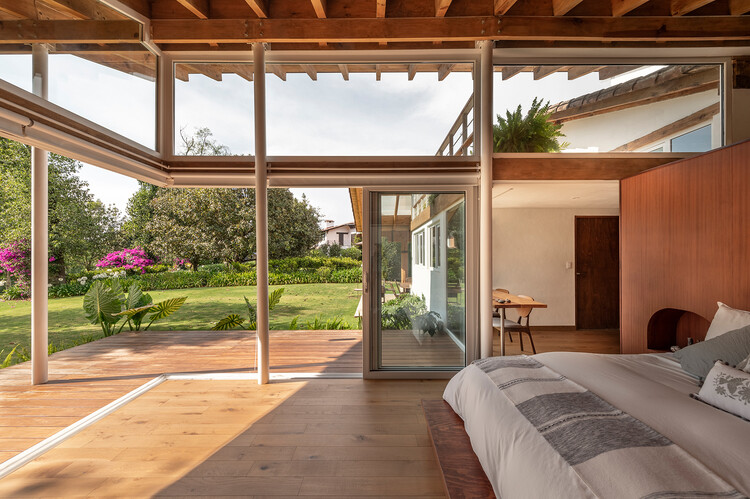 Valley Expansion House / Studio Heya - Фотография интерьера, спальня, дерево, дверь, балка, окна