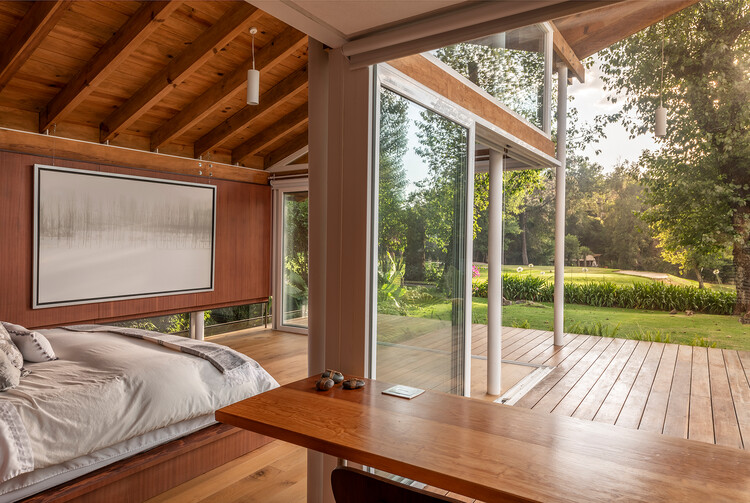 Valley Expansion House / Studio Heya - Фотография интерьера, спальня, стол, балка, терраса