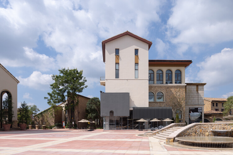 A4 Художественная галерея Luxehills / TEKTONN ARCHITECTS - Фотография экстерьера, окон, фасада