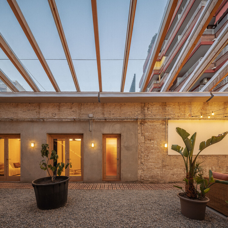 Oasi House / MARBÄ Artquitectura + Diseño iluminación Cálida Lighting - Фотография интерьера, фасад, окна, балка