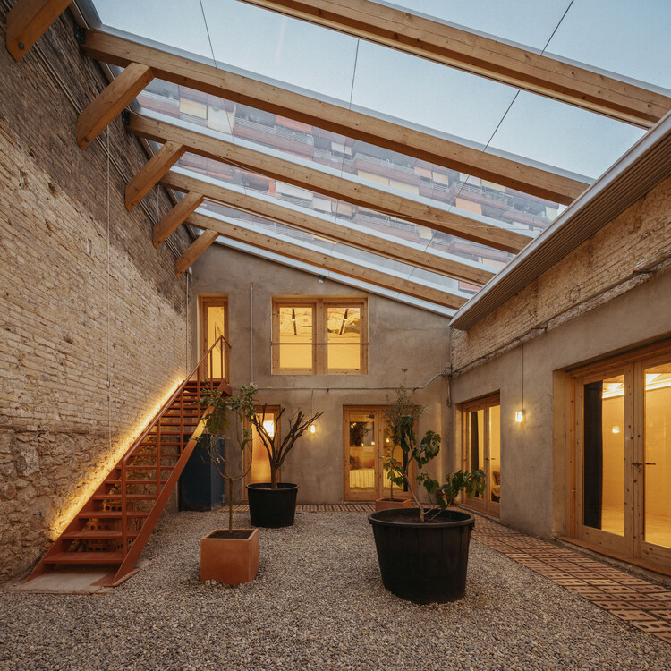 Oasi House / MARBÄ Artquitectura + Diseño iluminación Cálida Lighting - Фотография интерьера, окна, балка, фасад