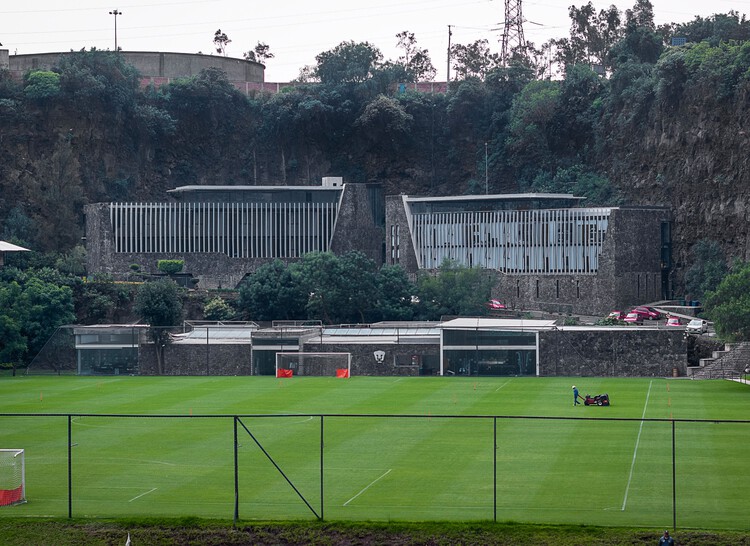 Клуб Pumas / DF Arquitectos - Фотография экстерьера, забор