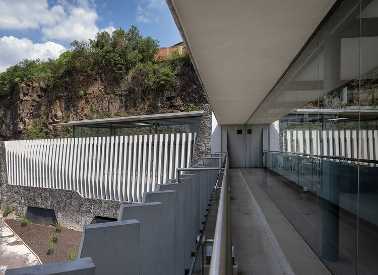 Клуб Pumas / DF Arquitectos — фотография экстерьера, перила