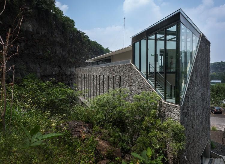 Клуб Pumas / DF Arquitectos - Экстерьерная фотография, сад, лес