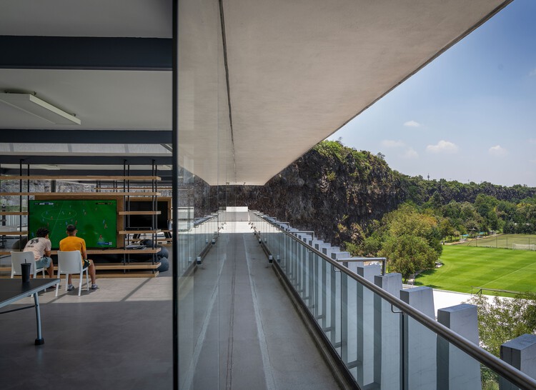 Клуб Pumas / DF Arquitectos - Фотография интерьера, фасада, перил