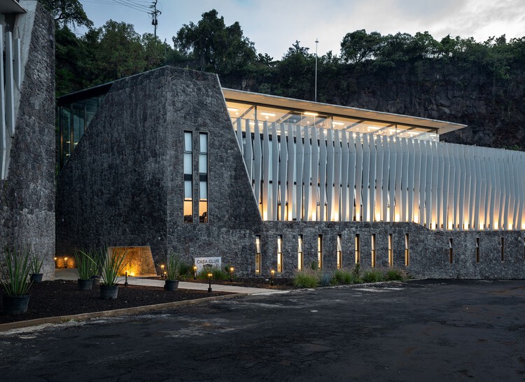 Pumas Clubhouse / DF Arquitectos - Фотография экстерьера, окна, фасад