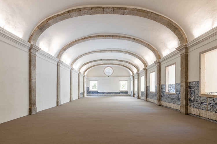 Центр мероприятий Convento do Beato / RISCO - Фотография интерьера, окна, арка, аркада, балка