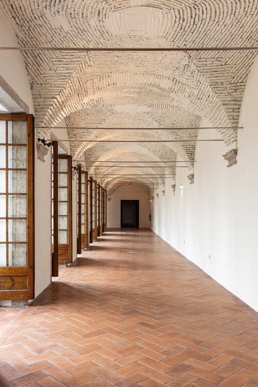 Центр мероприятий Convento do Beato / RISCO - Фотография интерьера, окна, арка, колонна, аркада