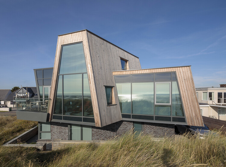 Каменный дом / CZWG Architects — фотография экстерьера, окна, фасад