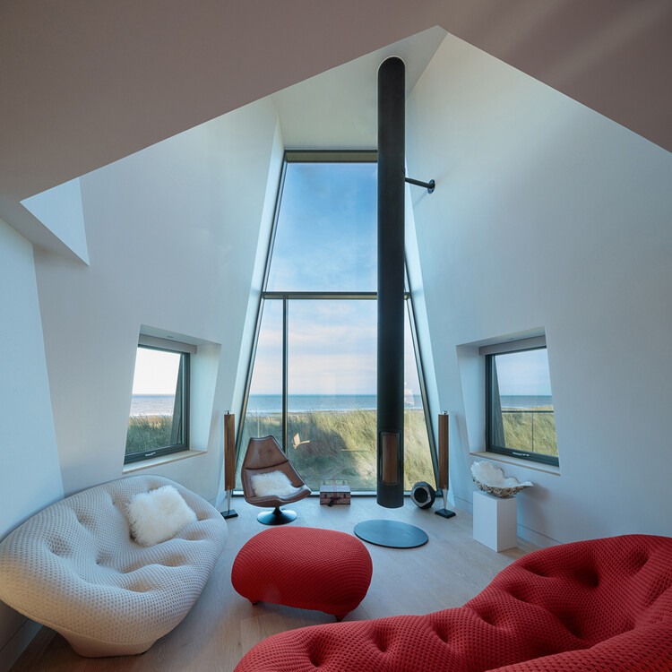 The Stones House / CZWG Architects — Фотография интерьера, гостиная, окна, освещение, кровать, спальня