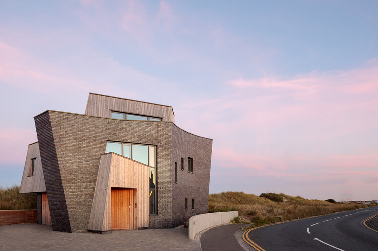 Каменный дом / CZWG Architects — фотография экстерьера, окна
