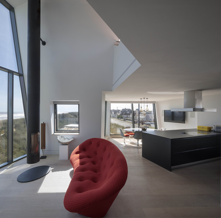 Каменный дом / CZWG Architects — фотография интерьера, гостиная, окна, стул