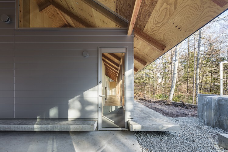 Места на вилле Каруизава / бюро Takahiro Endo Architects — фотография интерьера, балка