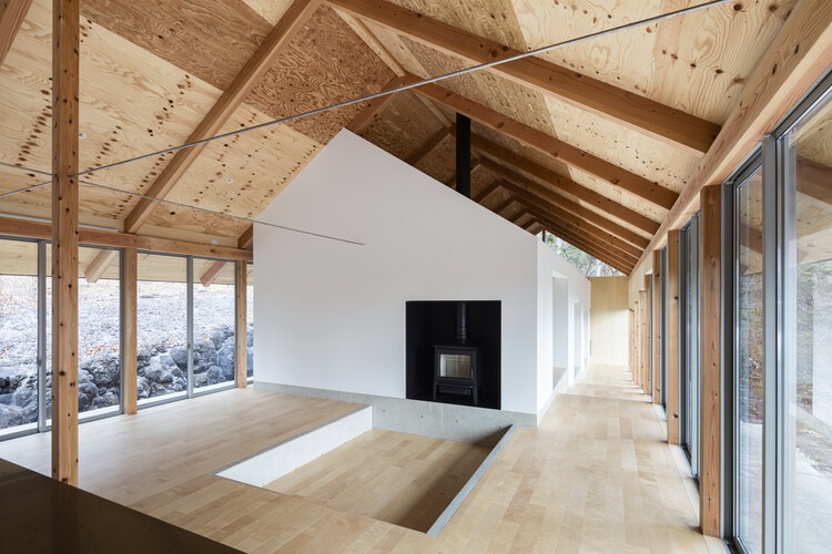 Места на вилле Каруизава / бюро Takahiro Endo Architects — фотография интерьера, кухня, балка, фасад, окна