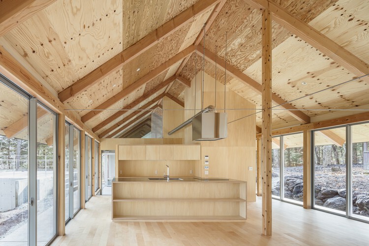 Места на вилле Каруизава / бюро Takahiro Endo Architects — фотография интерьера, окна, балки