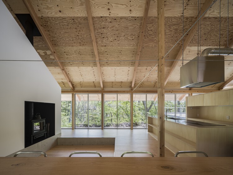 Места на вилле Каруизава / бюро Takahiro Endo Architects — фотография интерьера, кухня, окна, балка