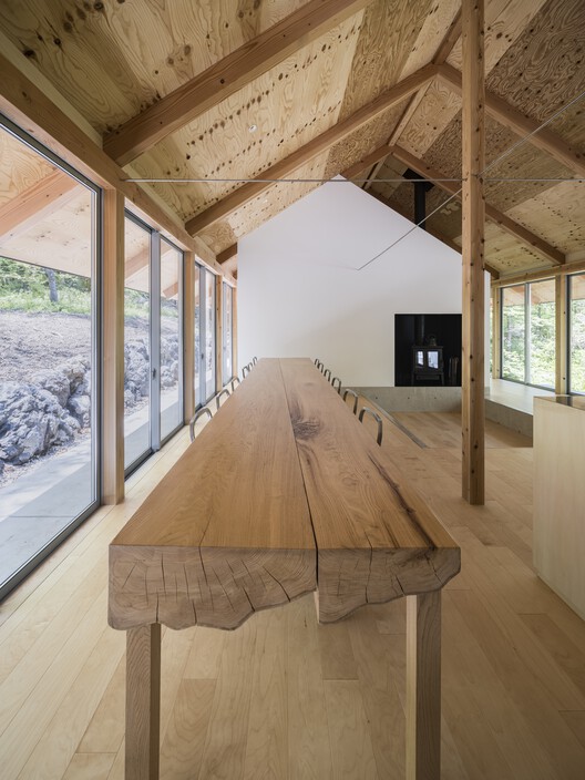 Места на вилле Каруизава / бюро Takahiro Endo Architects — фотография интерьера, окна, балки
