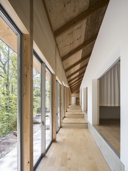 Места в Вилла Каруизава / Офис Takahiro Endo Architects - Фотография интерьера, окна, фасад, балка