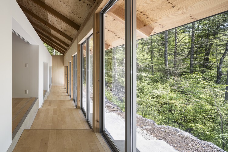Места на вилле Каруизава / бюро Takahiro Endo Architects — фотография интерьера, балка