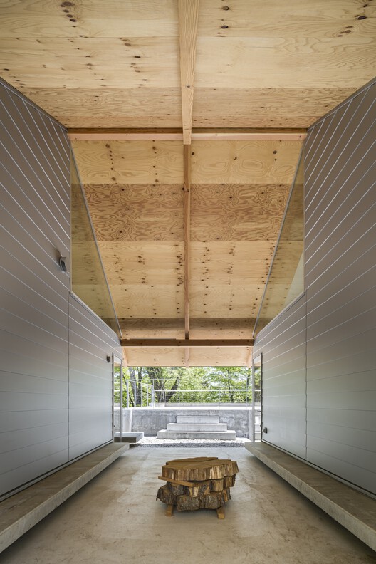 Места на вилле Каруизава / бюро Takahiro Endo Architects — фотография интерьера, окна, балки