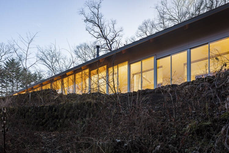 Места на вилле Каруизава / бюро Takahiro Endo Architects — фотография экстерьера, лес