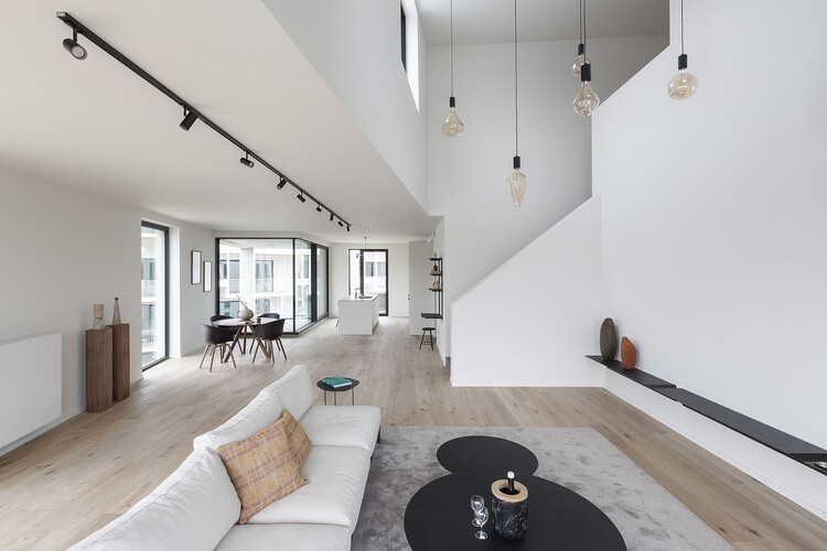 Проект Abdijbeke Residence / Declerck-Daels Architecten - Фотография интерьера, гостиная, окна, балка