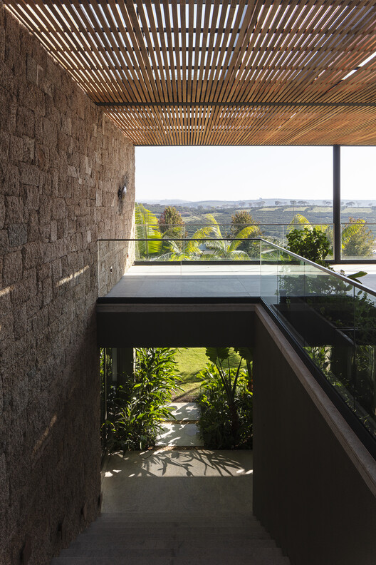 MDG Baroneza House / Gálvez & Márton Arquitetura - Фотография экстерьера, фасад, сад, балка, двор