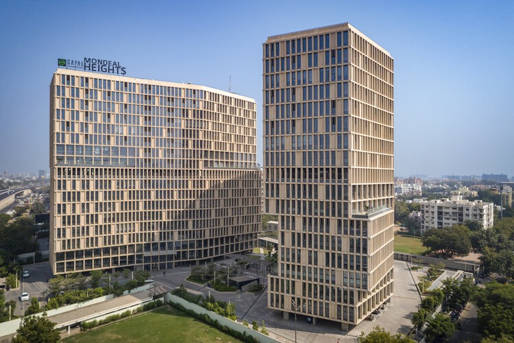 Офисно-коммерческое здание Mondeal Heights / Blocher Blocher India Pvt.  ООО - Фотоэкстерьер, Окна, Фасад, Городской пейзаж