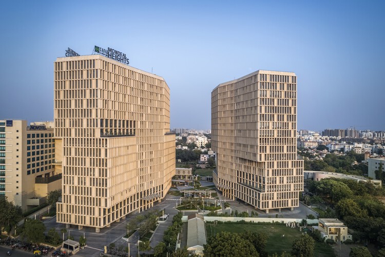 Офисно-коммерческое здание Mondeal Heights / Blocher Blocher India Pvt.  ООО - Фотоэкстерьер, Городской пейзаж, Фасад, Окна