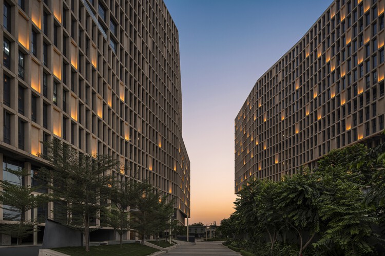 Офисно-коммерческое здание Mondeal Heights / Blocher Blocher India Pvt.  ООО - Фотоэкстерьер, Фасад, Городской пейзаж, Окна