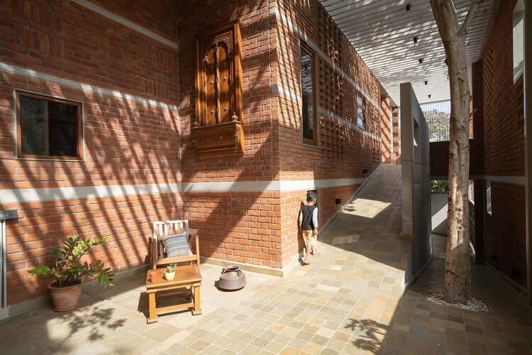 Дом-лабиринт / MISA ARCHITECTS - Фотография интерьера, окна, балка