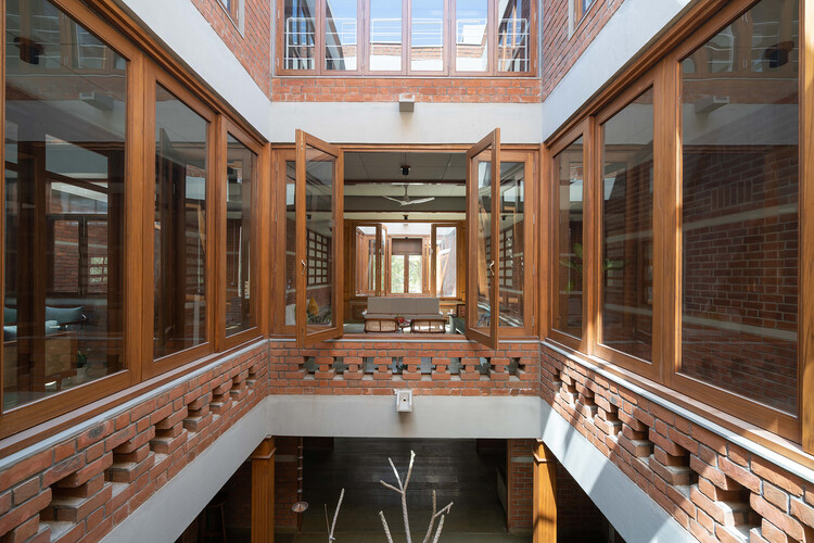 Дом-лабиринт / MISA ARCHITECTS - Фотография интерьера, окна, фасад, балка