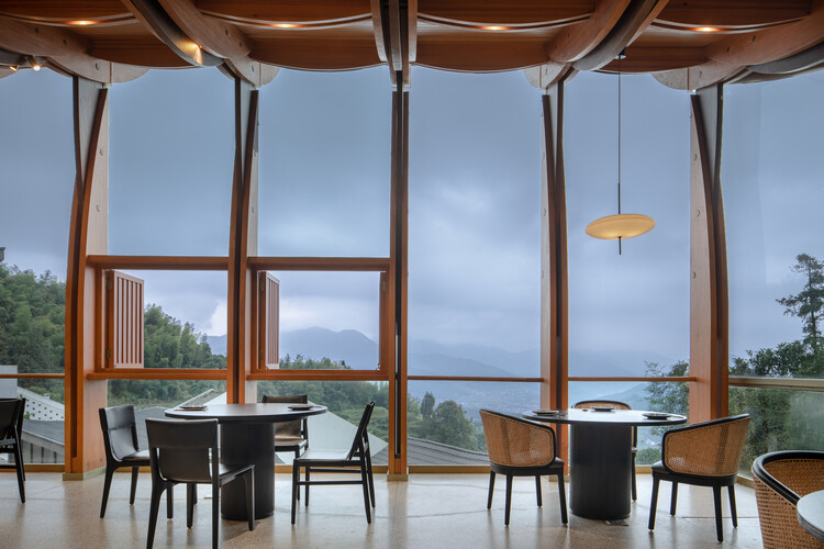 Павильон ∞ / Atelier Lai - Фотография интерьера, Столовая, Стол, Окна, Стул