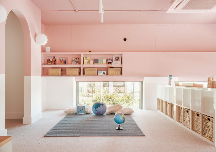 Розовые мезонины детского сада в восточном Лондоне от Delve Architects