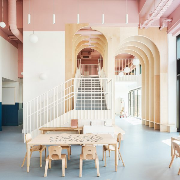 Delve Architects проектирует «заботливую, но игривую» детскую комнату The Nest