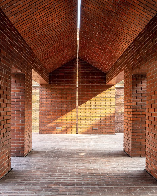 Мемориальный комплекс Хамидура Рахмана / Marina Tabassum Architects - Фотография интерьера, кирпич