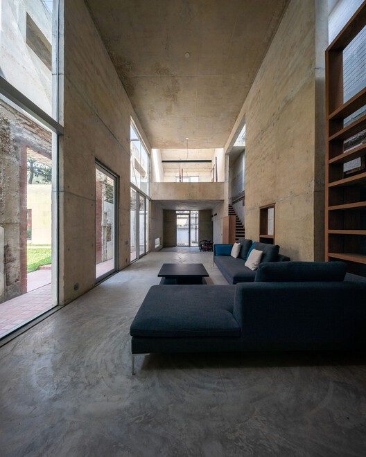 Мемориальный комплекс Хамидура Рахмана / Marina Tabassum Architects - Фотография интерьера, гостиная, окна, колонна