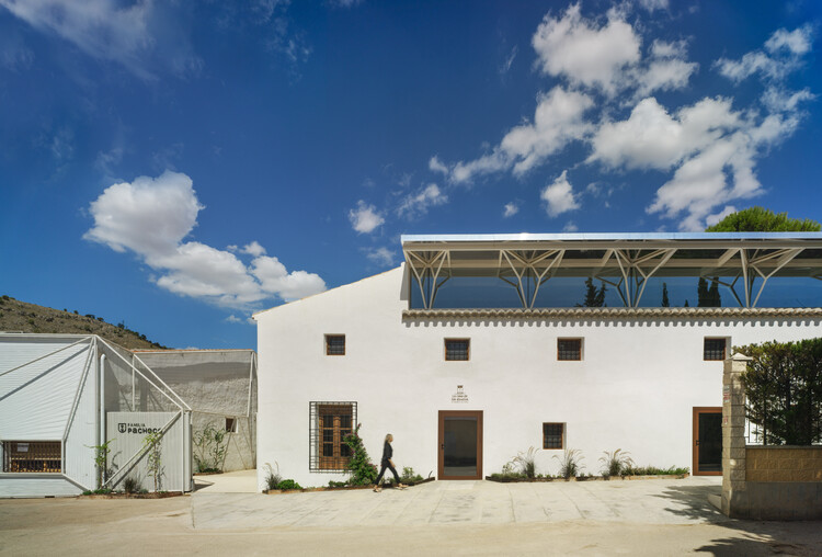 Винодельня Винья Елена / Santa-Cruz Arquitectura - Фотография экстерьера, фасад, окна